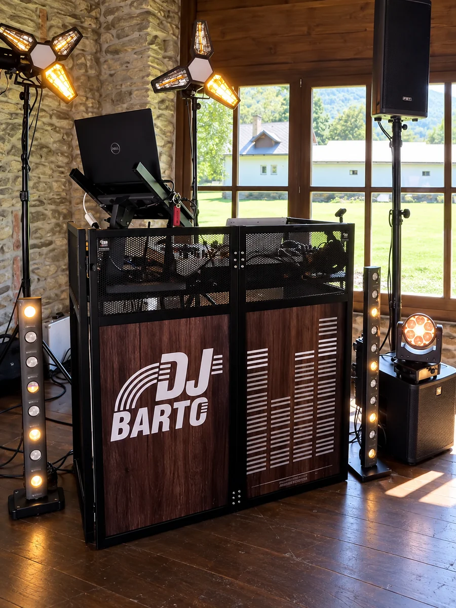 AI úprava dodaných snímků: Markův pult DJ Barto, reproduktory a světla v kamenném sále