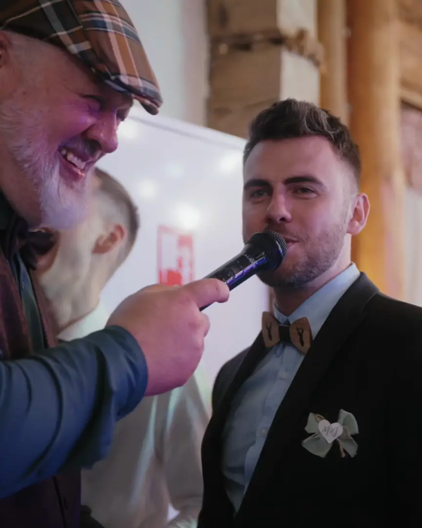 DJ Marek Bartnicki s mikrofonem mezi hosty na svatbě, Gościniec Szumny 2026