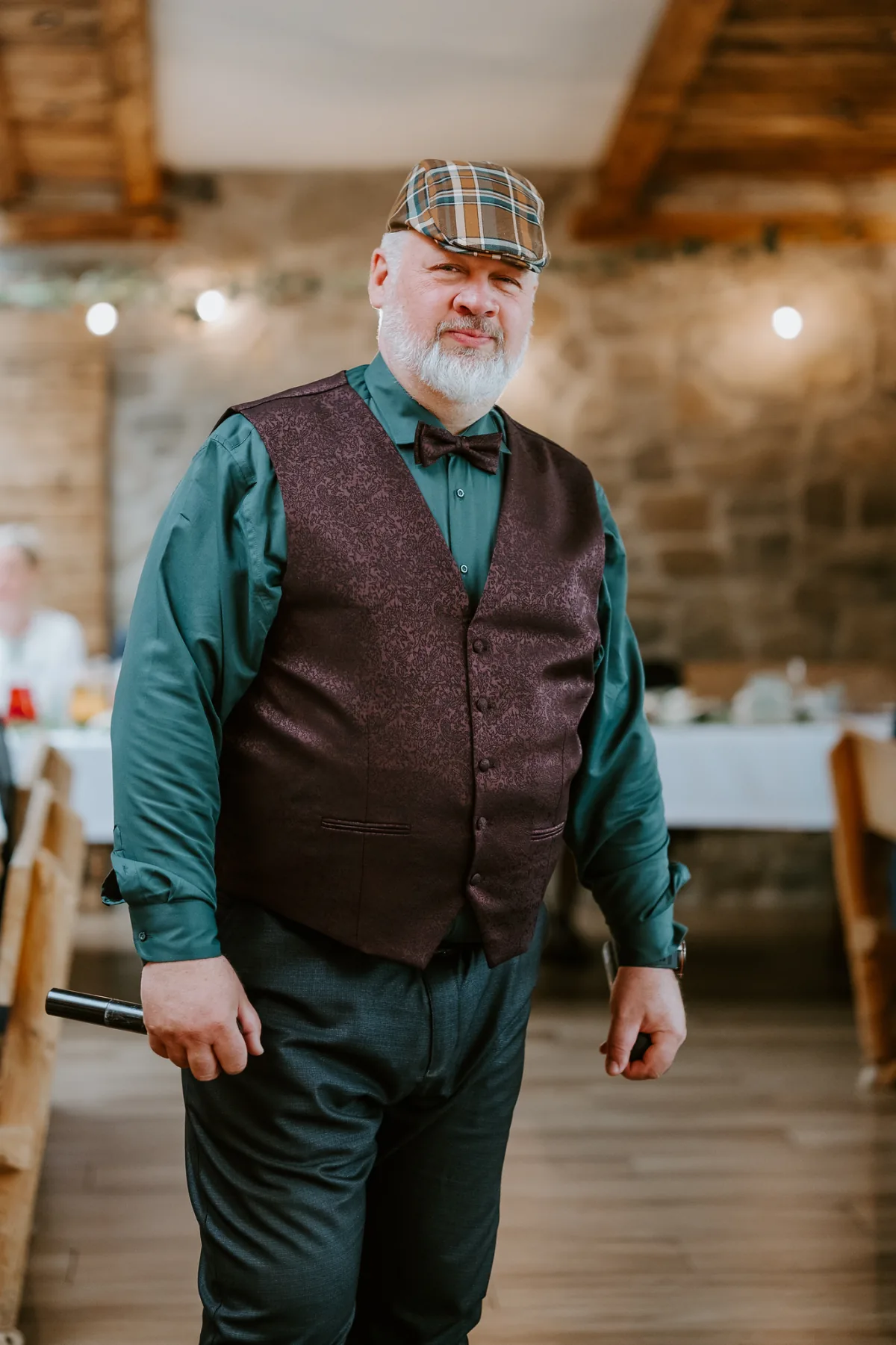 Portrét DJ Marka Bartnického s mikrofonem